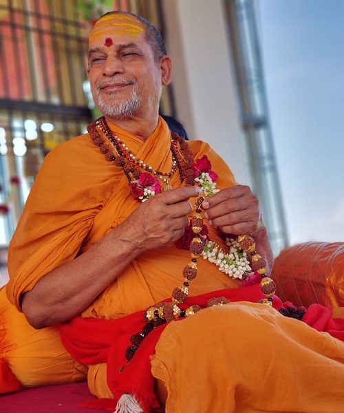 Jagatguru Shankaracarya blessing Indrakshi mala prepared by Rudra Centre